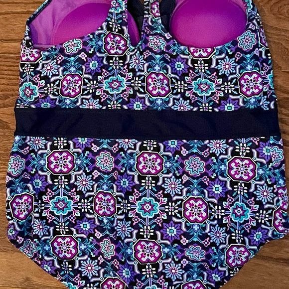 Beautiful one piece! - Picture 4 of 4